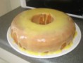 Bolo de laranja com cobertura de laranja.