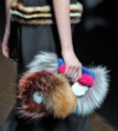 Bolsas de pele e pelúcia prometem aquecer looks no inverno 2014
